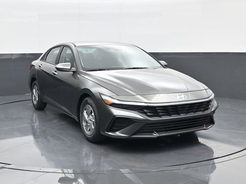 New 2025 Hyundai Elantra SE image 3