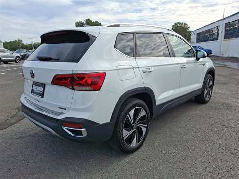 Used 2023 Volkswagen Taos SE w/ Panoramic Sunroof Package image 6