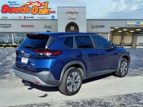 Used 2023 Nissan Rogue SV image 3