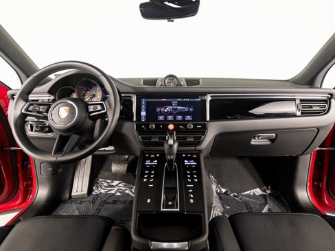Certified 2025 Porsche Macan image 30