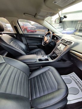 Used 2017 Ford Fusion SE w/ Fusion SE Technology Package image 10