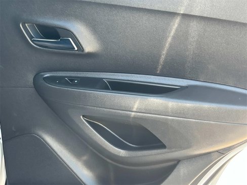 Used 2018 Chevrolet Trax LT w/ LT Convenience Package image 17