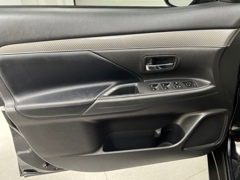 Used 2020 Mitsubishi Outlander SE image 11
