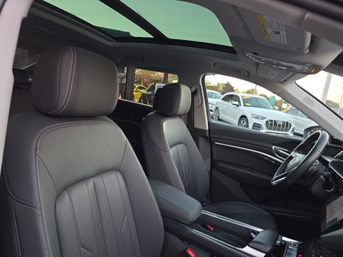 Used 2022 Audi e-tron Premium Plus w/ Premium Plus Package image 35