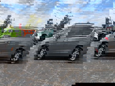 Used 2022 Chrysler Pacifica Touring-L image 7