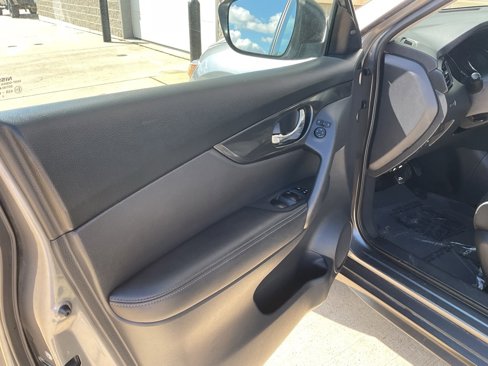 Used 2017 Nissan Rogue SV image 7
