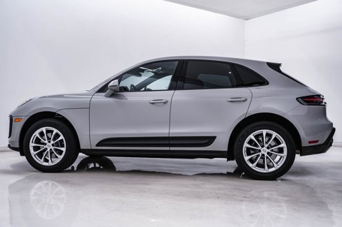 Certified 2025 Porsche Macan image 2