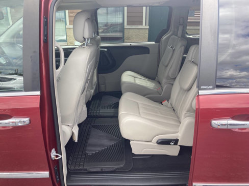 Used 2013 Chrysler Town & Country Touring-L w/ Premium Group image 19