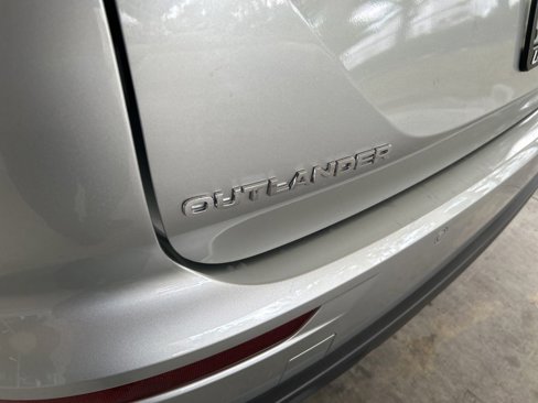 Used 2024 Mitsubishi Outlander ES image 15