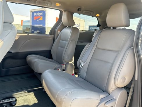 Used 2017 Toyota Sienna XLE Premium image 23