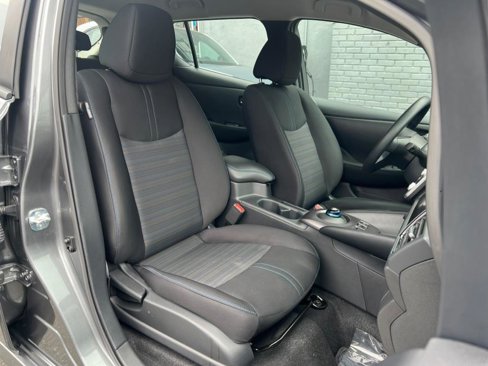 Used 2025 Nissan Leaf S image 29