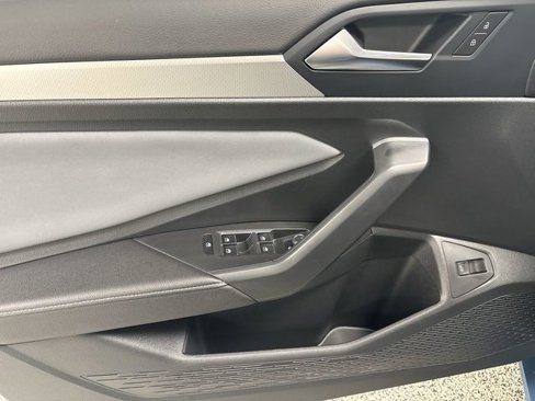 Used 2025 Volkswagen Jetta SE image 3