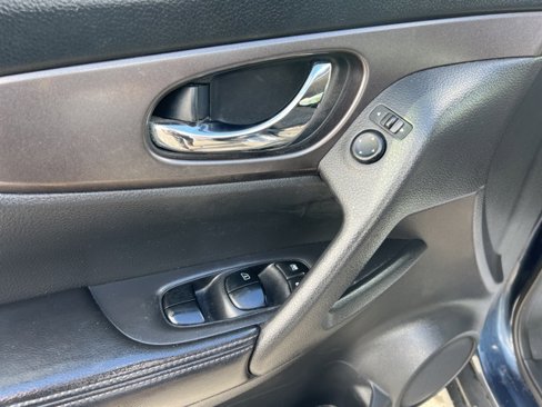 Used 2015 Nissan Rogue SV image 17