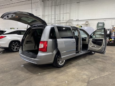 Used 2013 Chrysler Town & Country Touring-L w/ Driver Convenience Group image 36