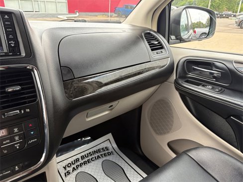 Used 2016 Chrysler Town & Country Touring-L w/ Driver Convenience Group image 24