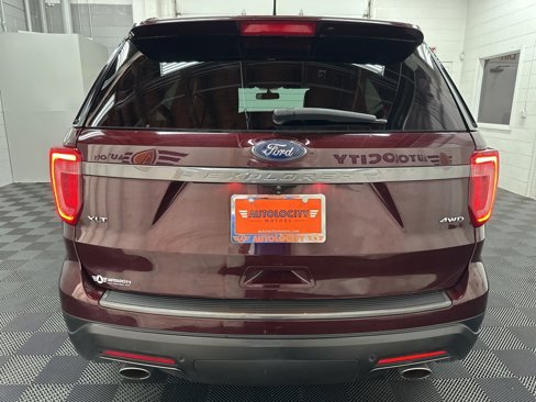 Used 2018 Ford Explorer XLT w/ Equipment Group 202A image 8