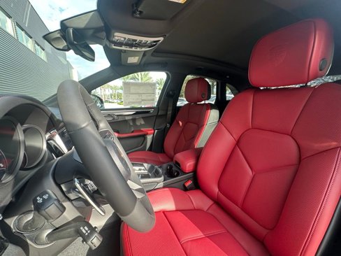 Used 2025 Porsche Macan image 5