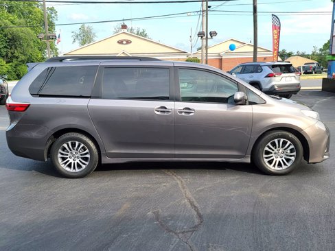 Used 2018 Toyota Sienna XLE image 4