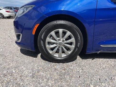 Used 2019 Chrysler Pacifica Touring-L image 4