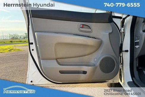 Used 2008 Kia Rondo LX image 15