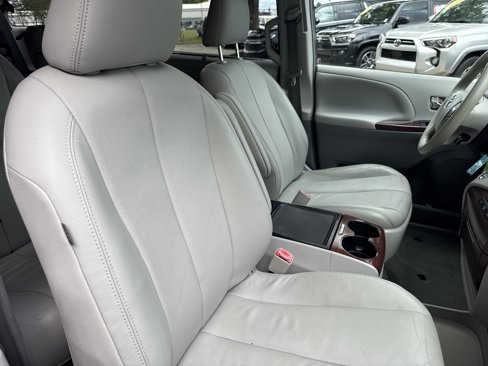 Used 2014 Toyota Sienna XLE image 13
