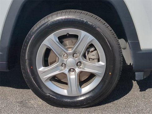 Certified 2024 Jeep Compass Latitude image 11