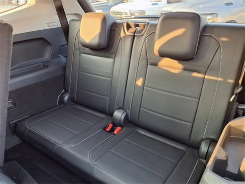 Used 2021 Volkswagen Tiguan SE w/ Panoramic Sunroof Package image 19