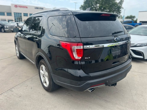 Used 2018 Ford Explorer XLT image 2