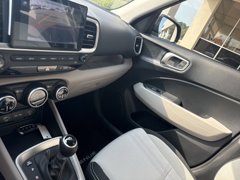 New 2025 Hyundai Venue SEL image 9