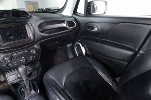 Used 2018 Jeep Renegade Latitude w/ Cold Weather Group image 9
