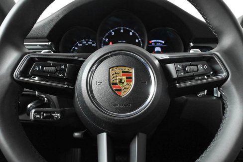 Certified 2025 Porsche Macan image 9