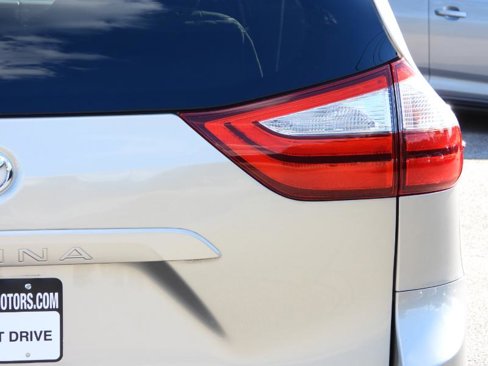 Used 2015 Toyota Sienna XLE image 17