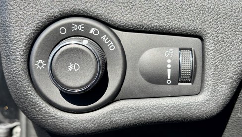 Used 2018 Jeep Cherokee Latitude image 25