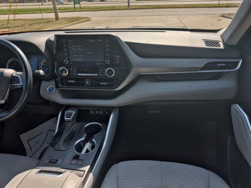Used 2021 Toyota Highlander LE image 17