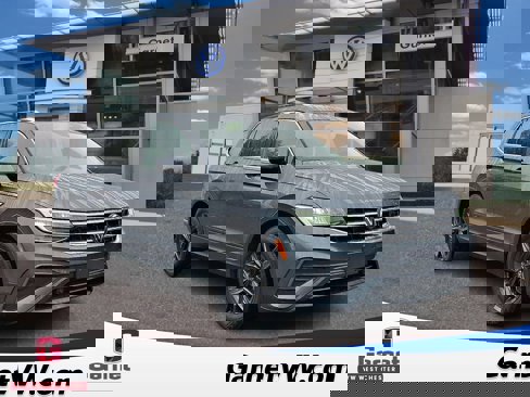 Used 2022 Volkswagen Tiguan SE image 1