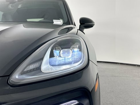 Certified 2023 Porsche Cayenne Platinum Edition image 15