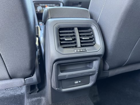 Used 2024 Volkswagen Taos SE w/ Panoramic Sunroof Package image 33