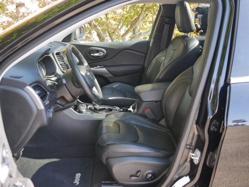 Used 2019 Jeep Cherokee Limited w/ Luxury Group image 3