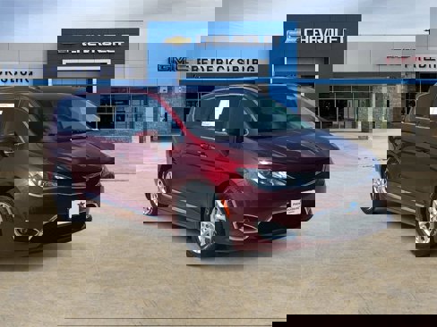 Used 2020 Chrysler Pacifica Touring-L image 7