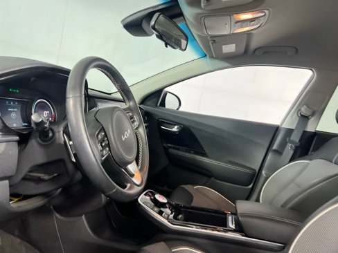Used 2022 Kia Niro EX image 24
