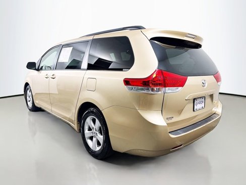 Used 2012 Toyota Sienna LE image 5