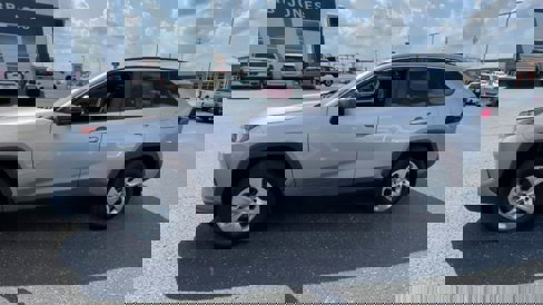 Used 2021 Toyota RAV4 LE image 6