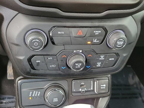 Used 2023 Jeep Renegade Latitude image 17