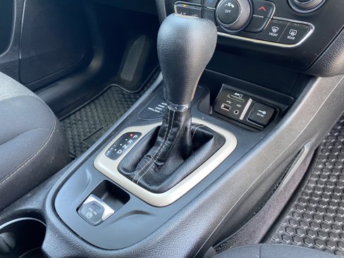 Used 2017 Jeep Cherokee Altitude image 29