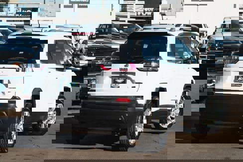 Used 2019 Jeep Cherokee Latitude w/ Popular Appearance Group image 3