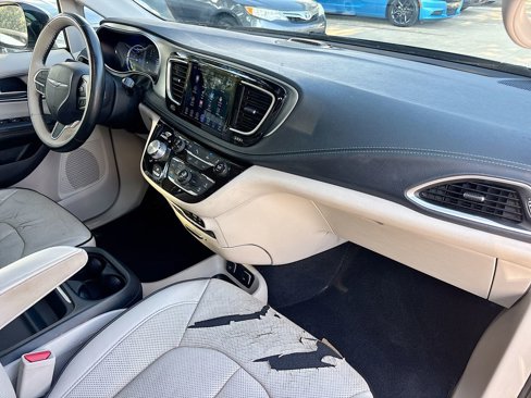 Used 2017 Chrysler Pacifica Platinum image 32