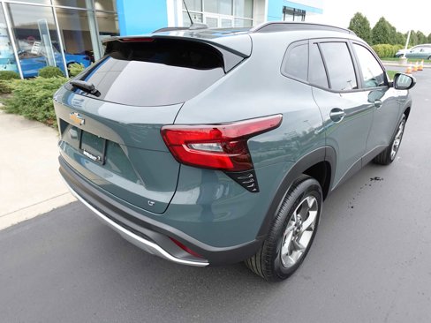 Used 2025 Chevrolet Trax LT w/ LT Convenience Package image 3