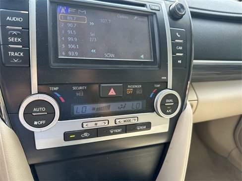 Used 2013 Toyota Camry LE image 19