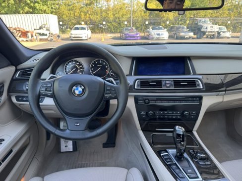 Used 2013 BMW 750i xDrive image 23