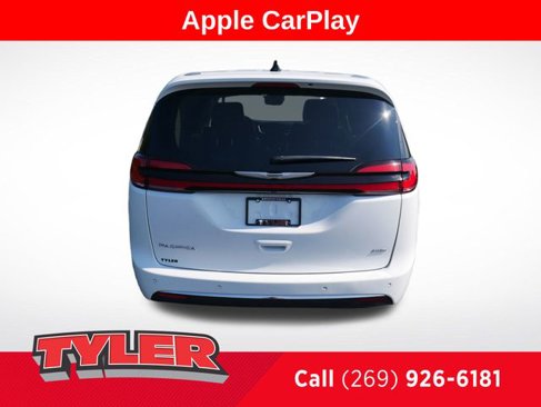 Used 2023 Chrysler Pacifica Touring-L image 7